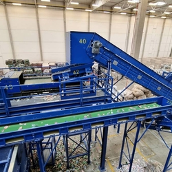 Automated line for sorting PET bottles, Al and Fe cans